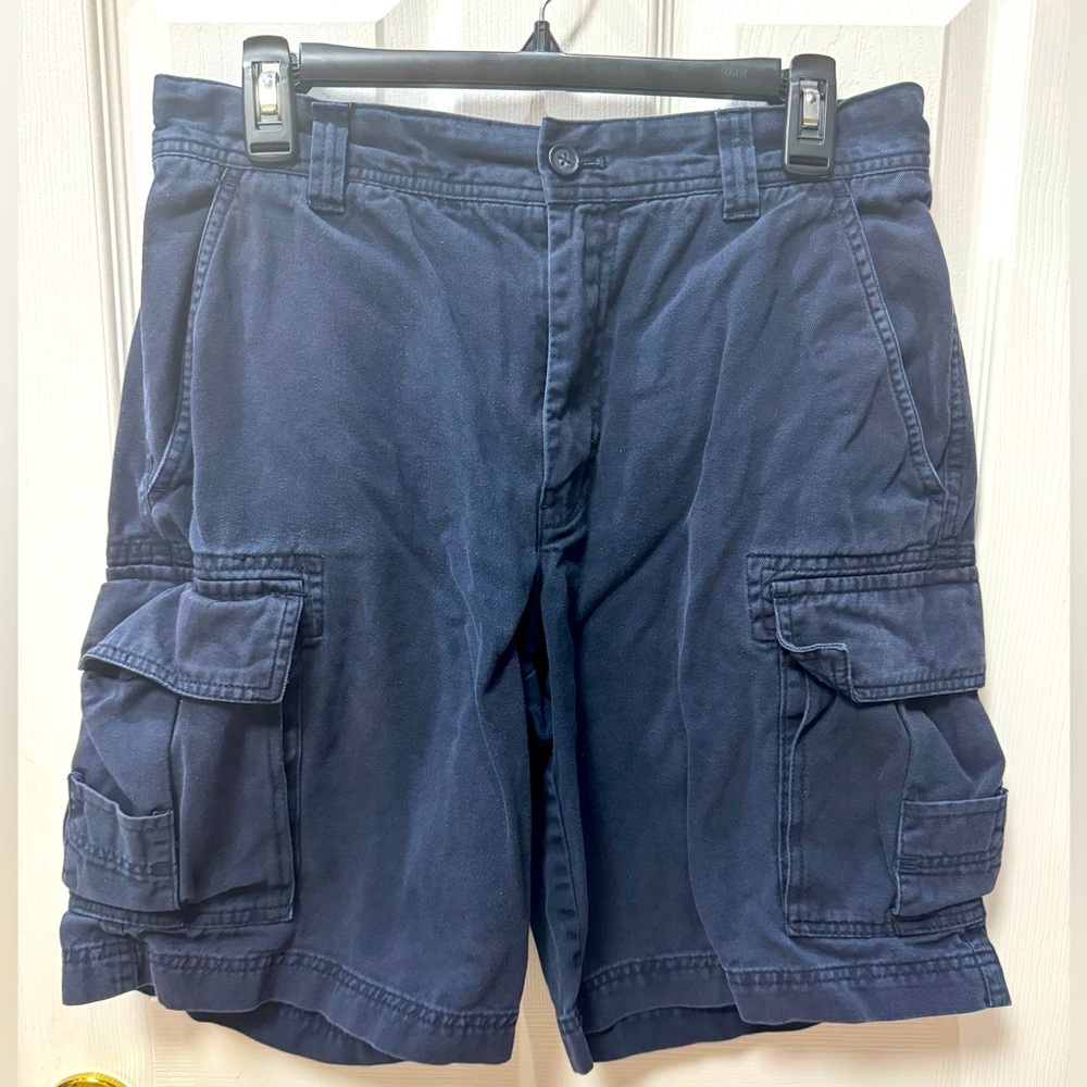 Men’s navy Izod cargo shorts size 32